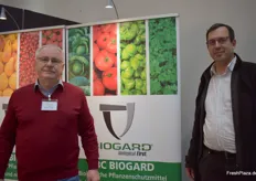 Rolf Schröder und ein Kollege von CBC (Europe) GmbH. Die CBC Group bietet Produkte in den Kategorien Biogard, Chemicals, Optics & Video, Medical, Toner an.